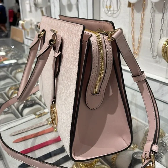 MICHAEL KORS Sheila Md Ombré Signature Logo Satchel Crossbody Bag
Powder Blush - Picture 3 of 16